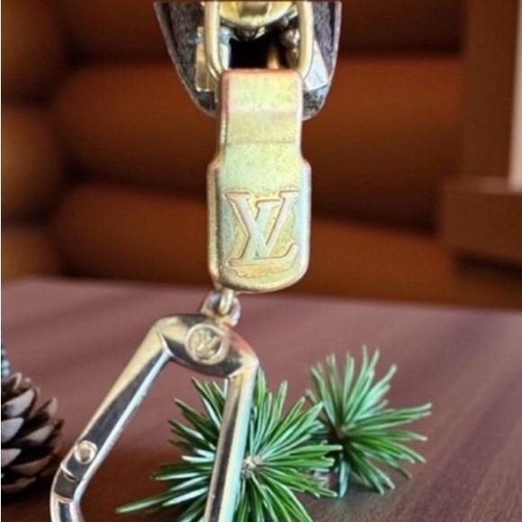 Louis Vuitton Monogram Key Cles Circa 1986. EUC - Picture 3 of 16